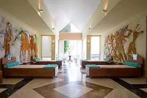 Moderner Ruhebereich im Neptune Spa mit Tagesbetten und antiker Wandkunst auf Kos.